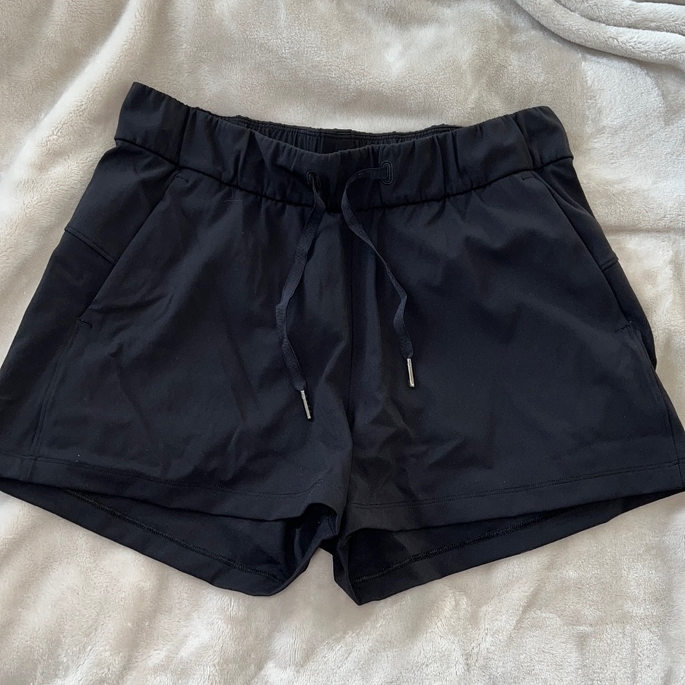 Lulu Lemon on the fly shorts Size 6 Black